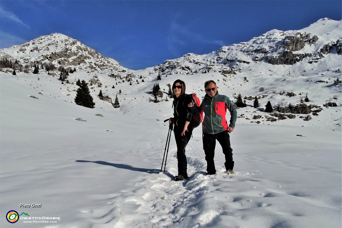 35 Salendo sulla traccia del sent. 502 verso il Passo La Forca con vista in Cima Alben a dx e Cima Croce a sx.JPG